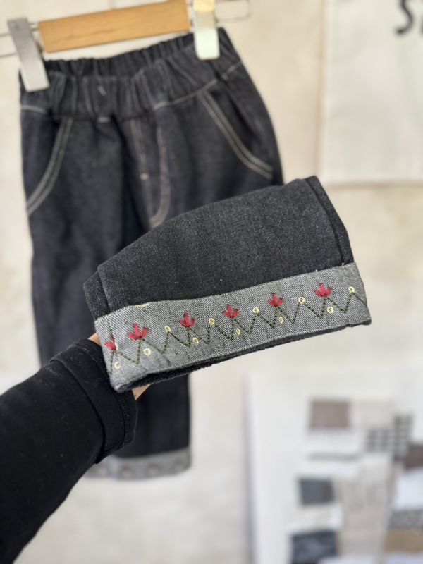 花朵刺繡薄絨牛仔闊腿長褲 