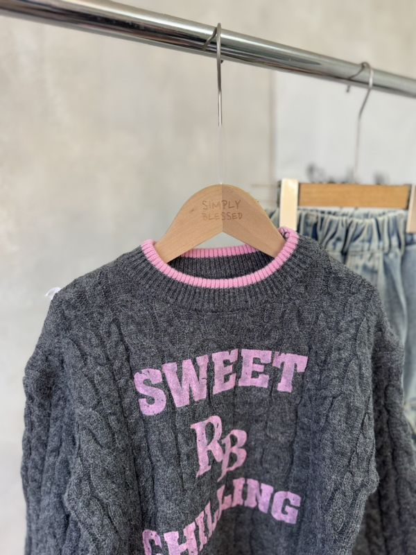 灰粉撞色經典麻花針織上衣 