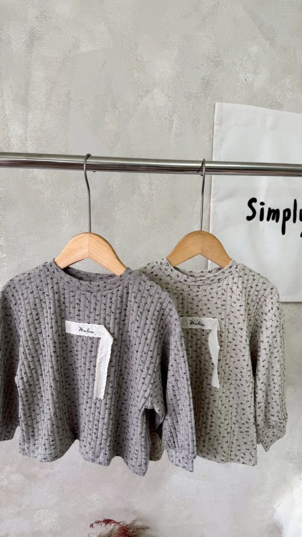 很好看！碎花蕾絲布標上衣 