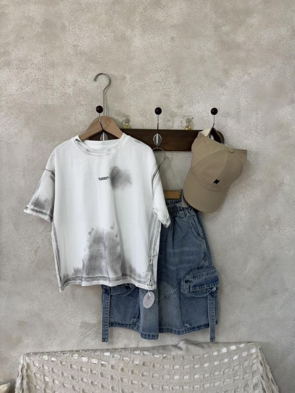 男孩的個性潑墨暈染設計短T 