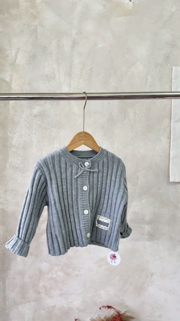 森系布標立體壓印線條針織外套 