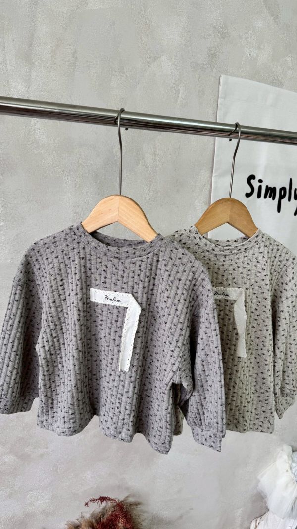 很好看！碎花蕾絲布標上衣 