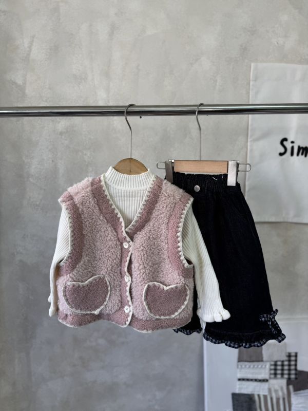 撞色鉤花愛心口袋粉色毛背心 