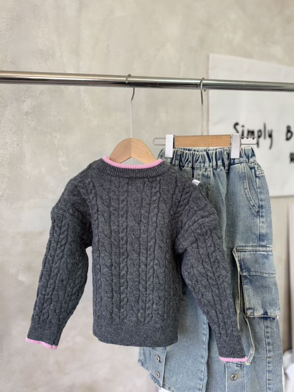 灰粉撞色經典麻花針織上衣 