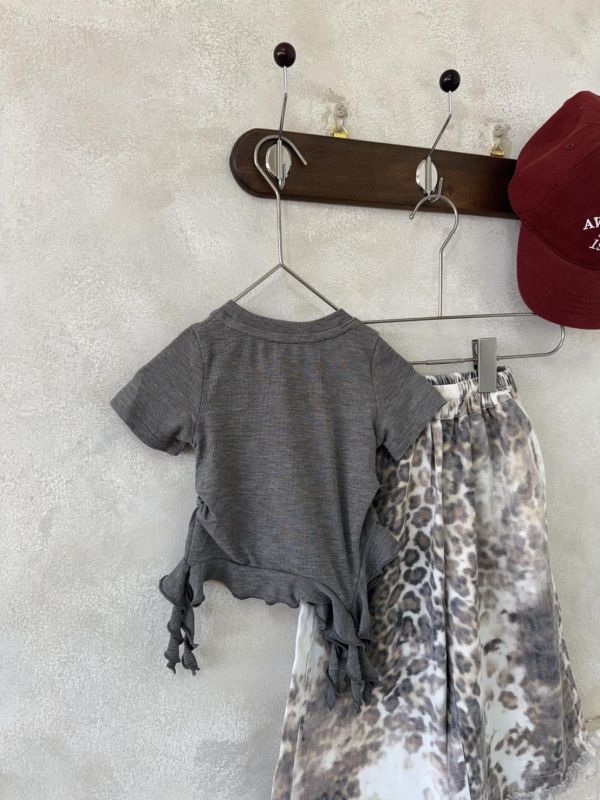 不規則捲捲下擺抓腰上衣 