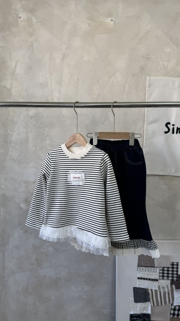 日常百搭！蕾絲荷葉邊薄絨條紋上衣 