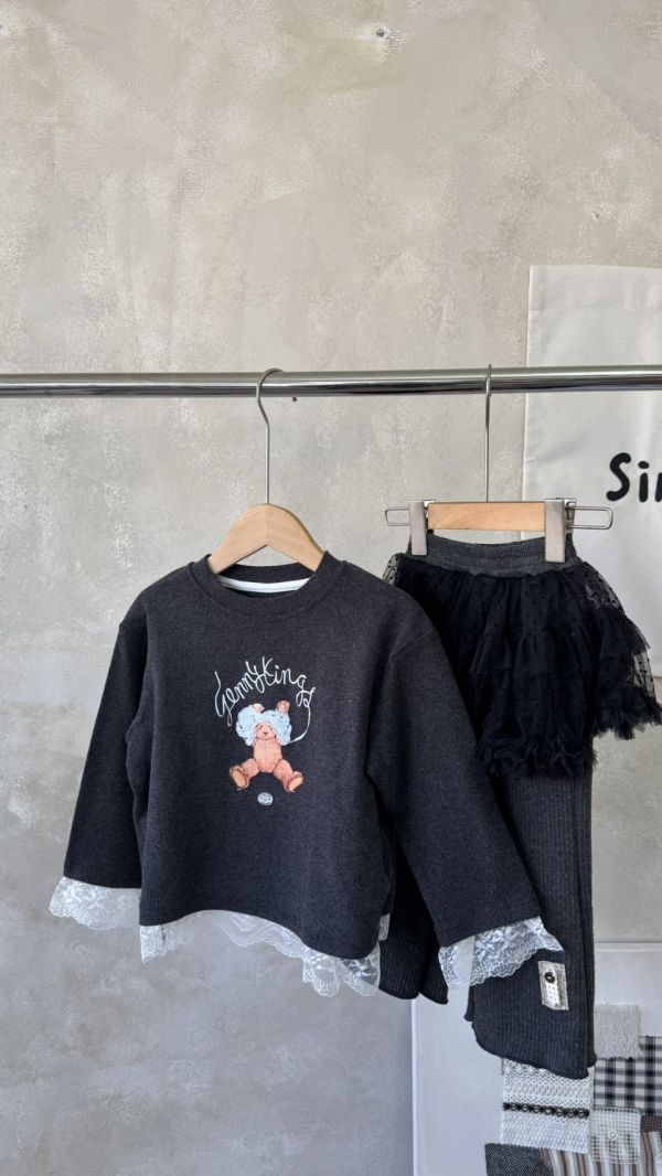 蕾絲滾邊小熊磨毛上衣 