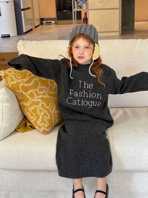 小姊姊刺繡針織上衣坑條半裙套裝 