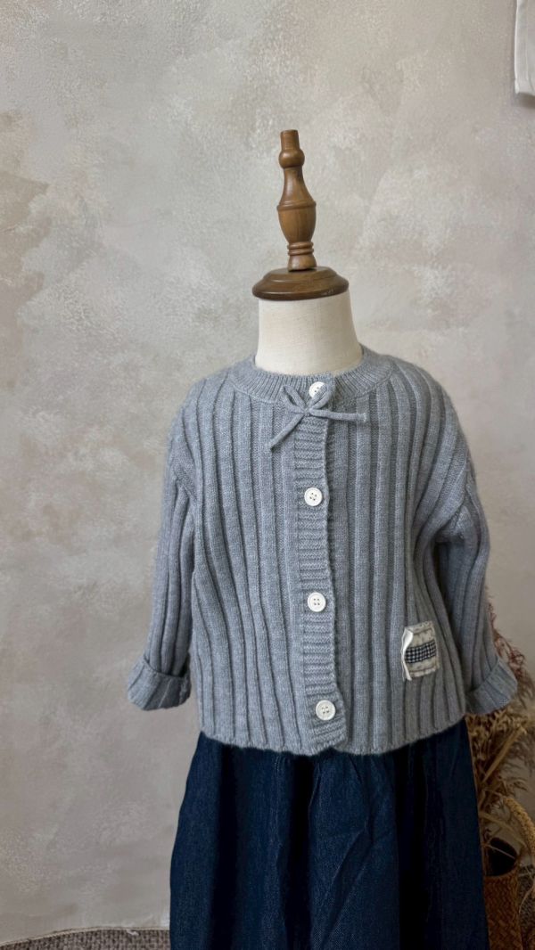 森系布標立體壓印線條針織外套 