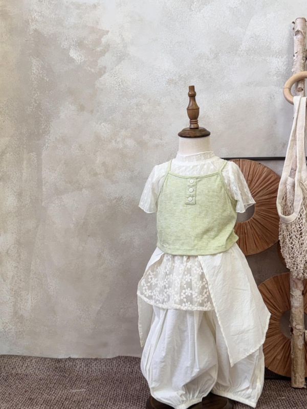 兩件套！清新綠吊帶蕾絲花花紗上衣套裝 