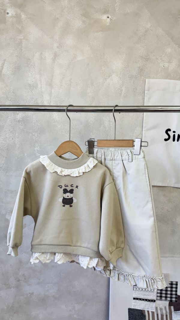 鴨鴨蕾絲花邊薄絨上衣 