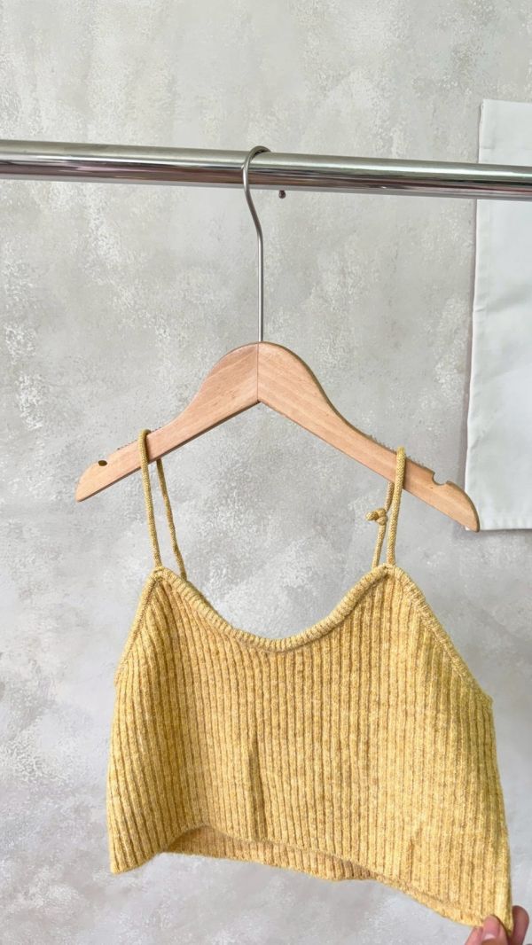 秋冬裡的亮眼疊搭針織背心 