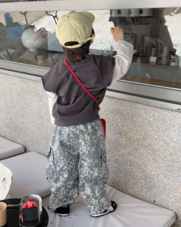 男孩美式復古假兩件字母印花上衣 