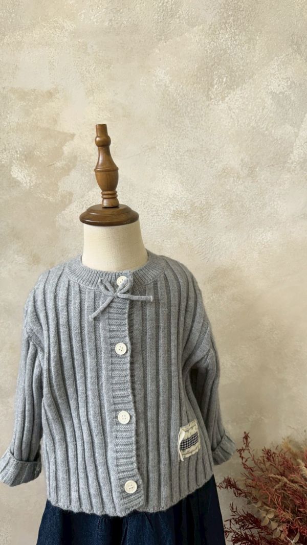 森系布標立體壓印線條針織外套 