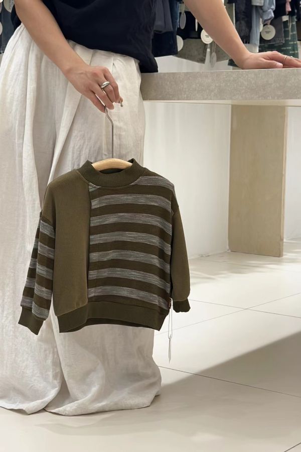 日系鴨綠半高領素色線條拼接上衣 