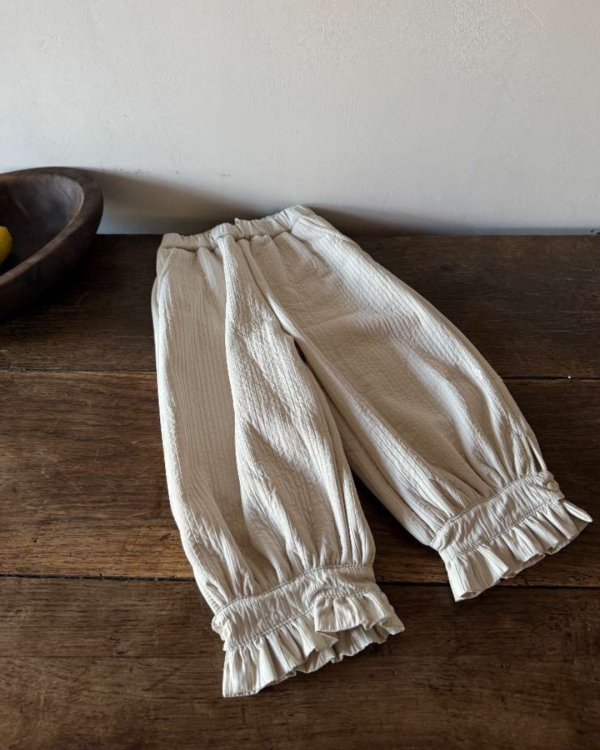 很美的花邊扣坑條夾棉長褲 