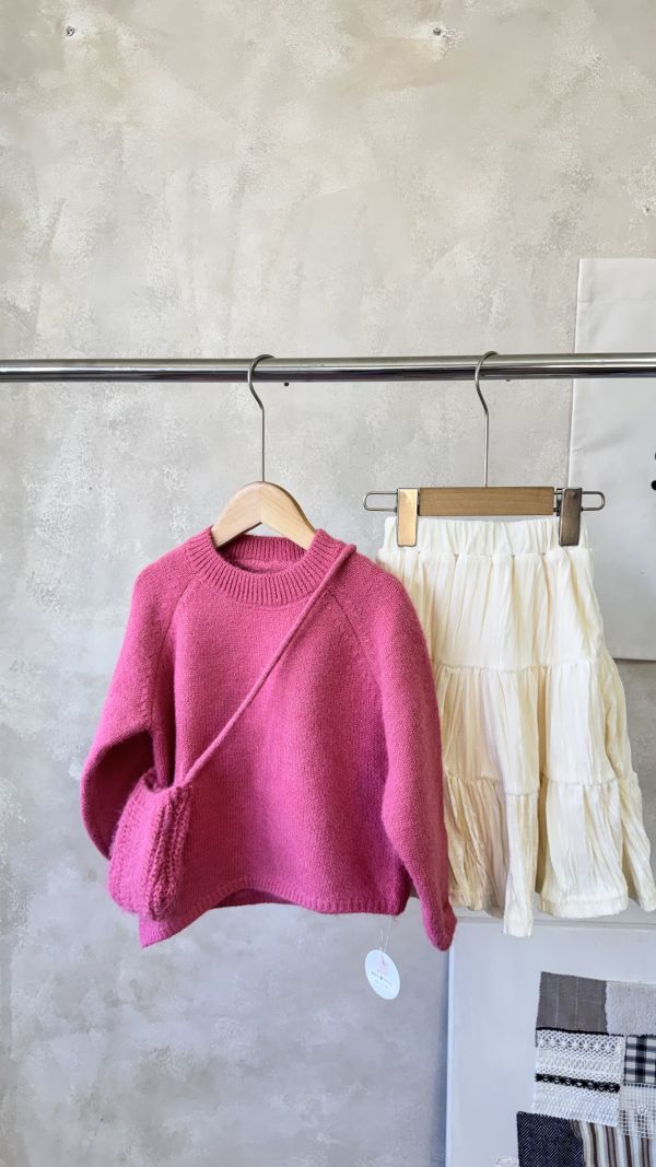 亮眼系！斜裁設計桃粉針織上衣(含同款小包) 