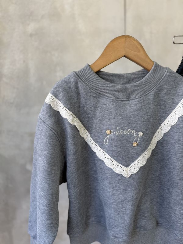 百搭花邊刺繡薄刷毛大學Ｔ 