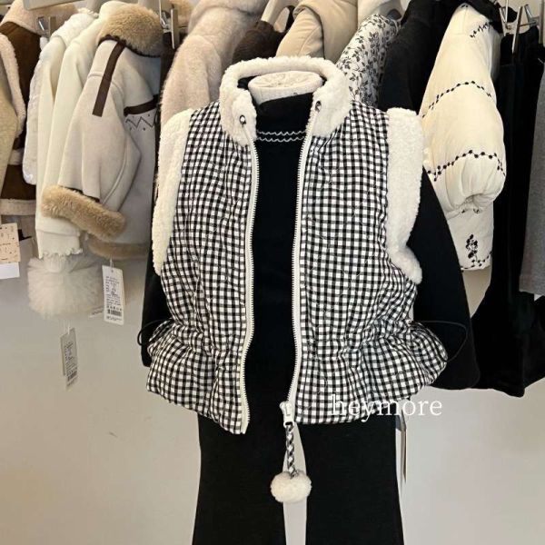 日系格紋加絨毛毛球球拉鍊背心 