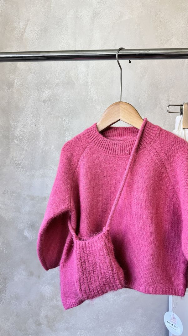 亮眼系！斜裁設計桃粉針織上衣(含同款小包) 