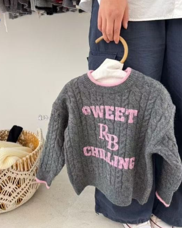 灰粉撞色經典麻花針織上衣 