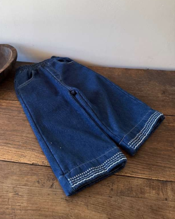 下擺刺繡加絨直筒牛仔褲 