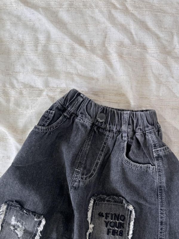 抽鬚刺繡刷色牛仔短褲 