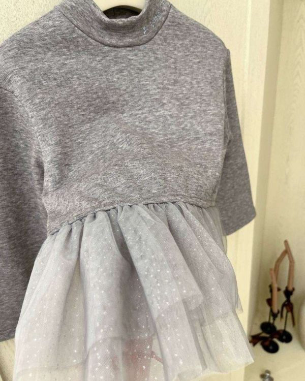 單穿疊穿都好看！精緻拼紗薄絨上衣 