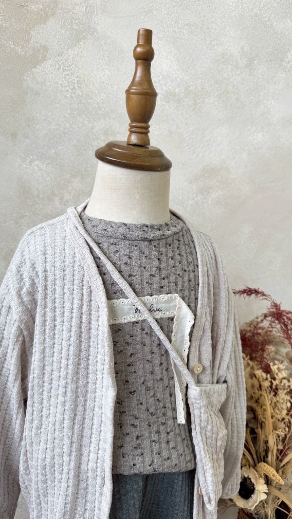 很好看！碎花蕾絲布標上衣 