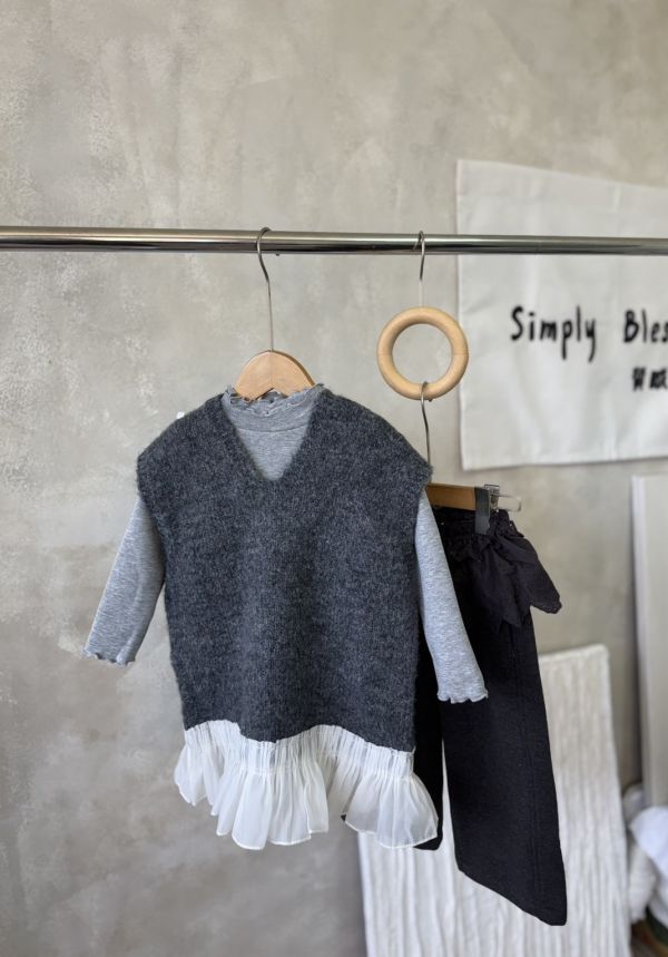 秋冬疊搭必備！韓妞的拼接荷葉邊長版針織背心(版型偏大) 