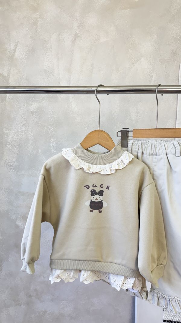 鴨鴨蕾絲花邊薄絨上衣 