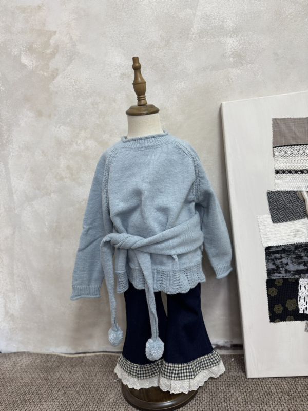 亮眼色系！下擺鉤花針織上衣(含同款球球披肩) 