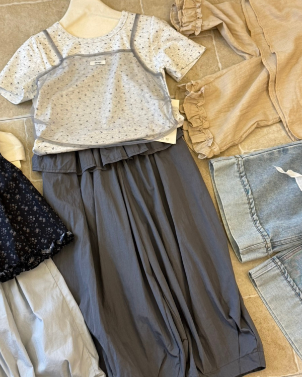 時髦！深灰屁簾刷刷彎刀褲 