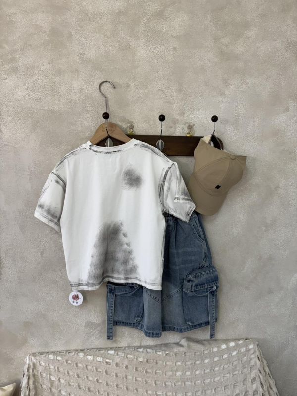 男孩的個性潑墨暈染設計短T 