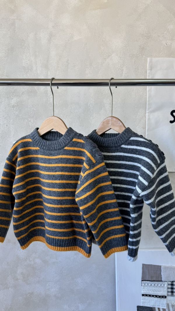 肩膀鈕扣造型條紋針織上衣 