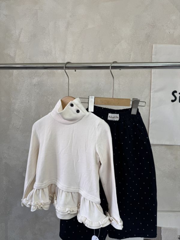 疊搭必備！鈕釦荷葉邊磨毛貼身內搭上衣 