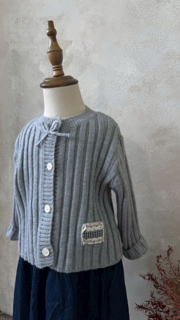 森系布標立體壓印線條針織外套 