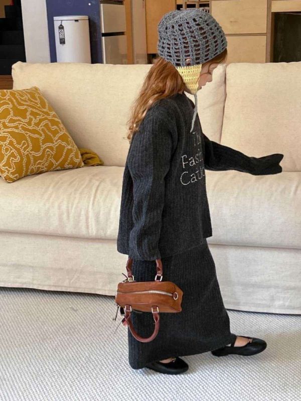 小姊姊刺繡針織上衣坑條半裙套裝 