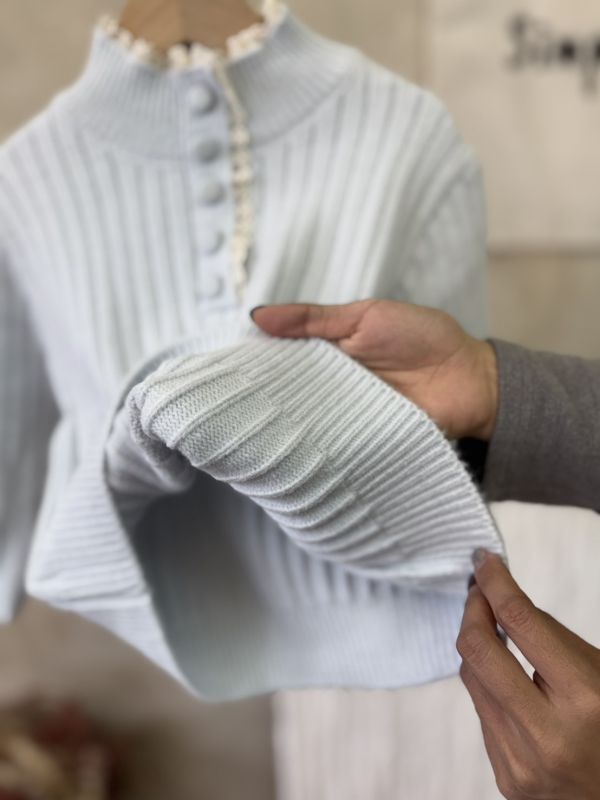 假鈕釦蕾絲花邊坑條針織上衣 