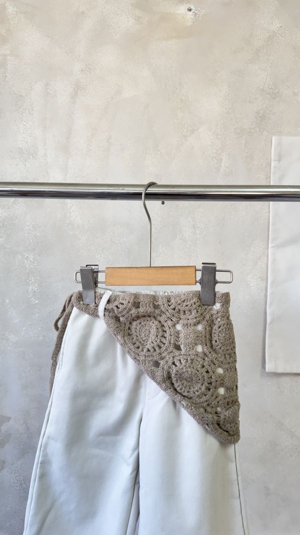 溫柔系花邊薄絨直筒長褲(含鉤花屁簾) 