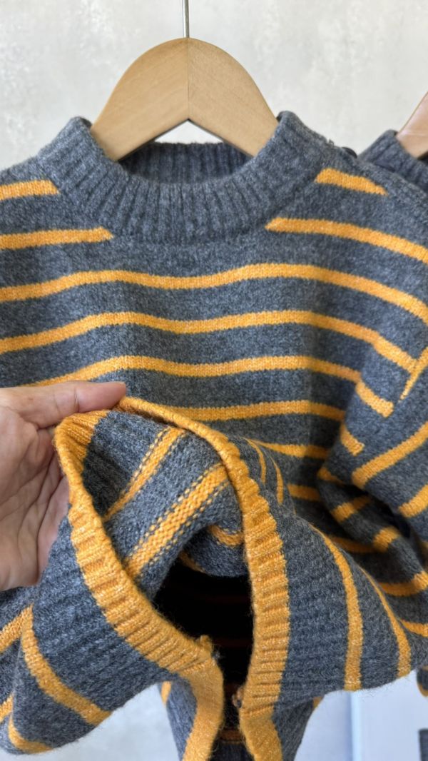 肩膀鈕扣造型條紋針織上衣 