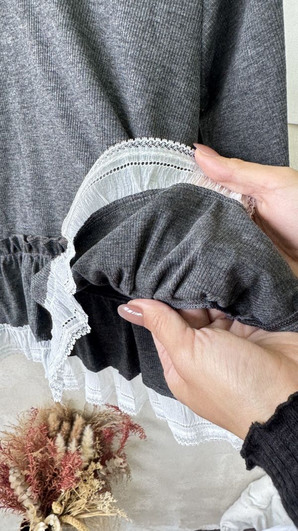 薄款坑條拼接荷葉邊上衣 