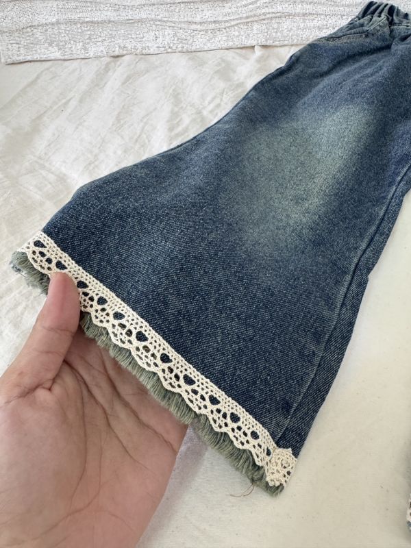 蕾絲抽需下擺微喇叭牛仔褲 
