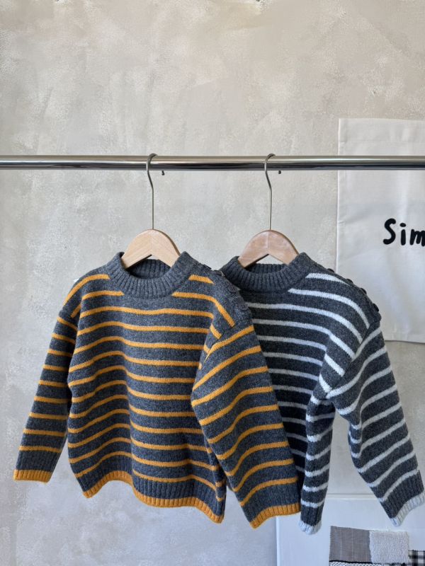 肩膀鈕扣造型條紋針織上衣 