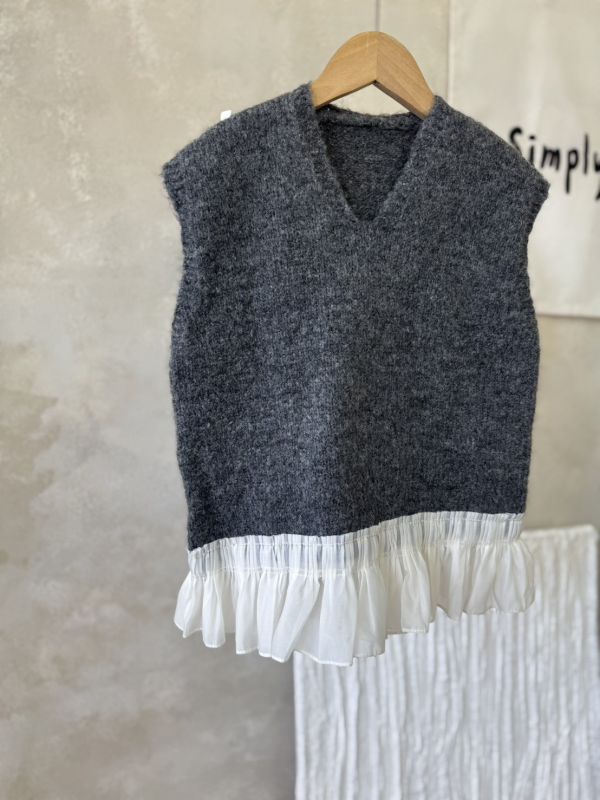 秋冬疊搭必備！韓妞的拼接荷葉邊長版針織背心(版型偏大) 