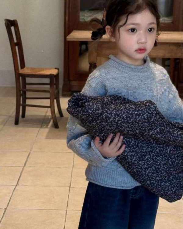 超美立體鉤花混線針織上衣 