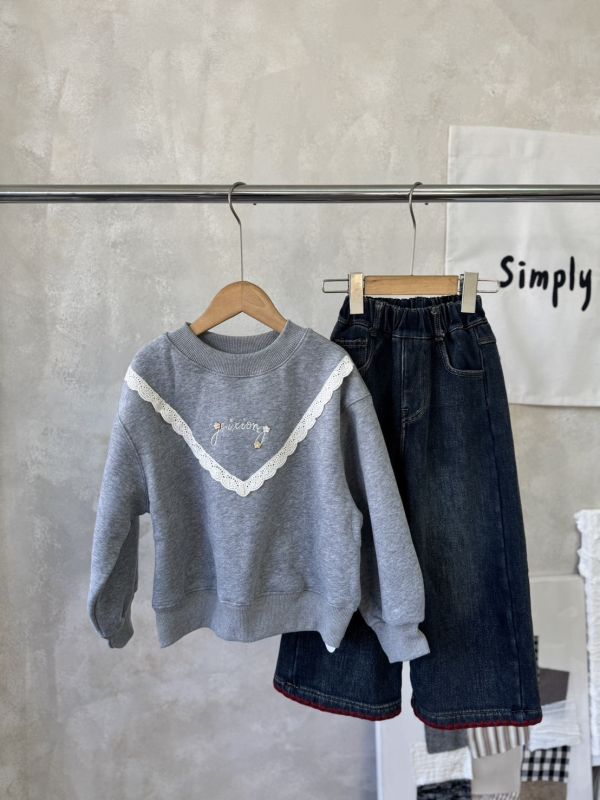 百搭花邊刺繡薄刷毛大學Ｔ 