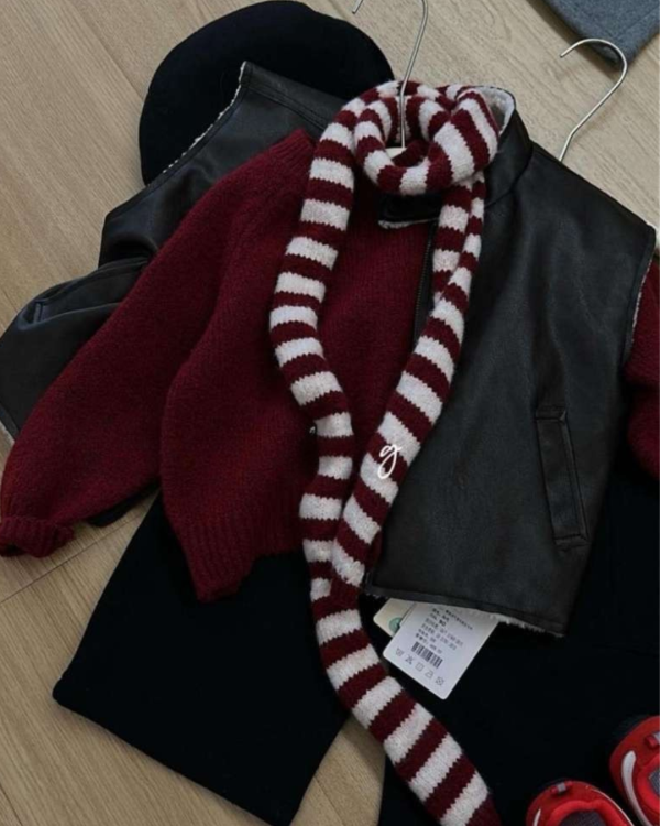 酒紅色系針織上衣(含紅白條紋圍巾) 
