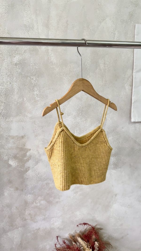 秋冬裡的亮眼疊搭針織背心 