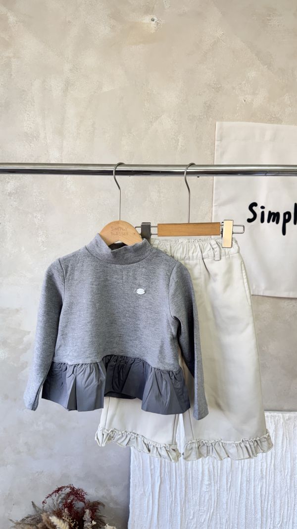 甜甜的半高領荷葉邊貼身上衣 